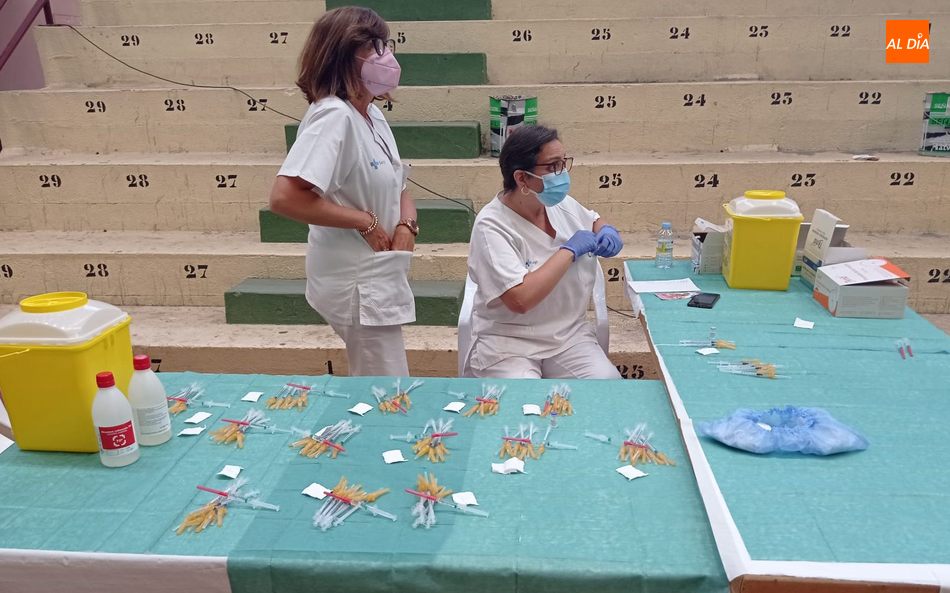 Sanitarias en una de las vacunaciones de esta semana en Vitigudino. Foto de archivo