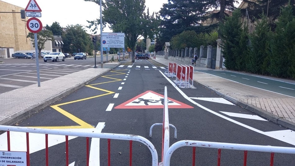 Acceso acotado junto al colegio de Santa Teresa de Jesús