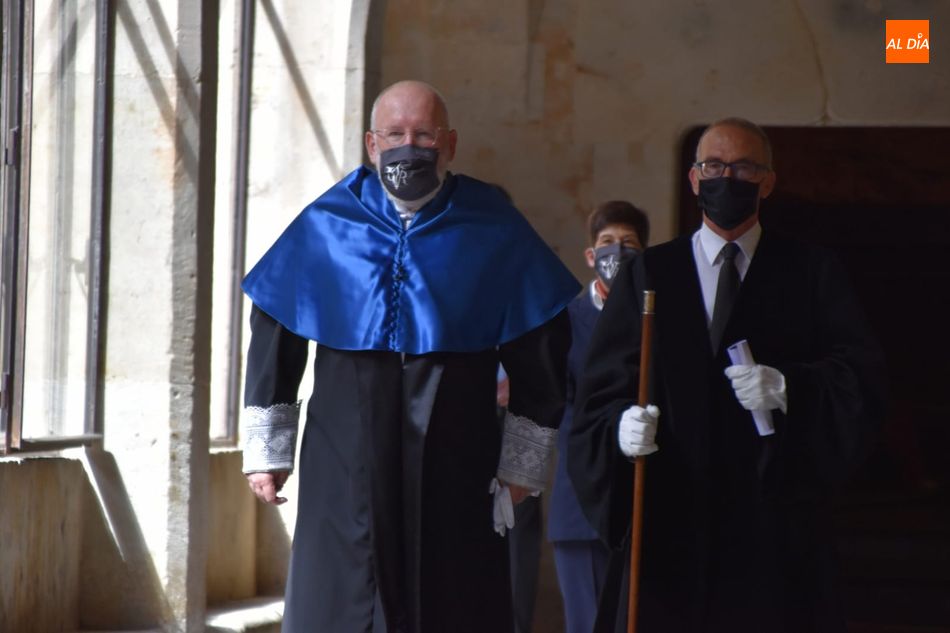 Frans Timmermans llega al Paraninfo para la ceremonia académica. Foto de Vanesa Martins