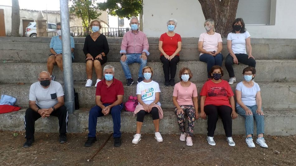 Arranca en Cipérez un nuevo curso de yoga con una veintena de participantes