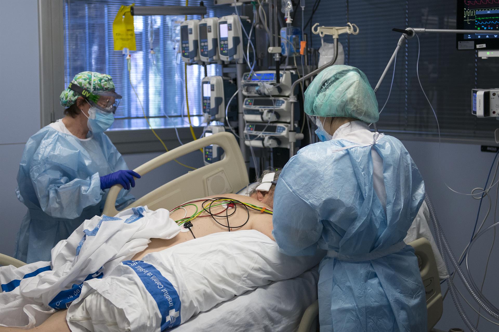 Personal sanitario atendiendo a un paciente ingresado en la Unidad de Cuidados Intensivos. Archivo