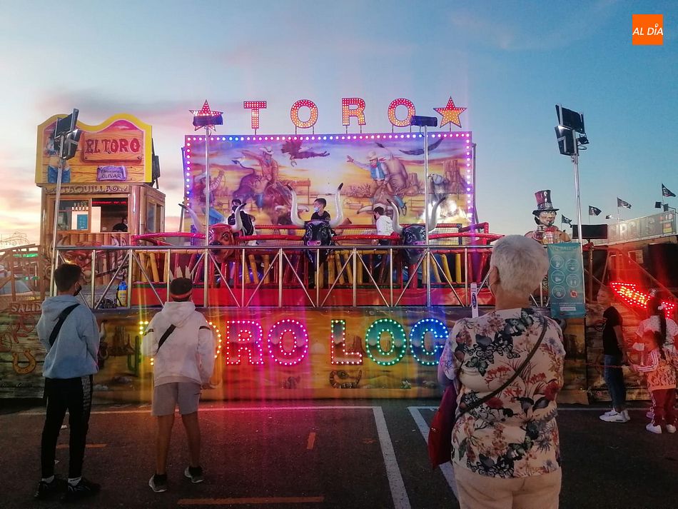Las atracciones de feria vuelven a atraer al público salmantino
