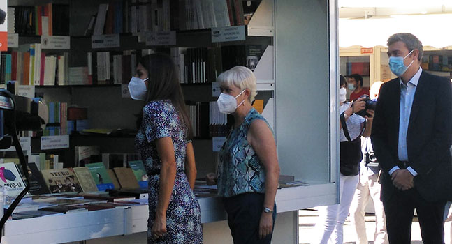 Visita de la reina Letizia a la caseta de la UNE en la Feria del Libro de Madrid - Usal
