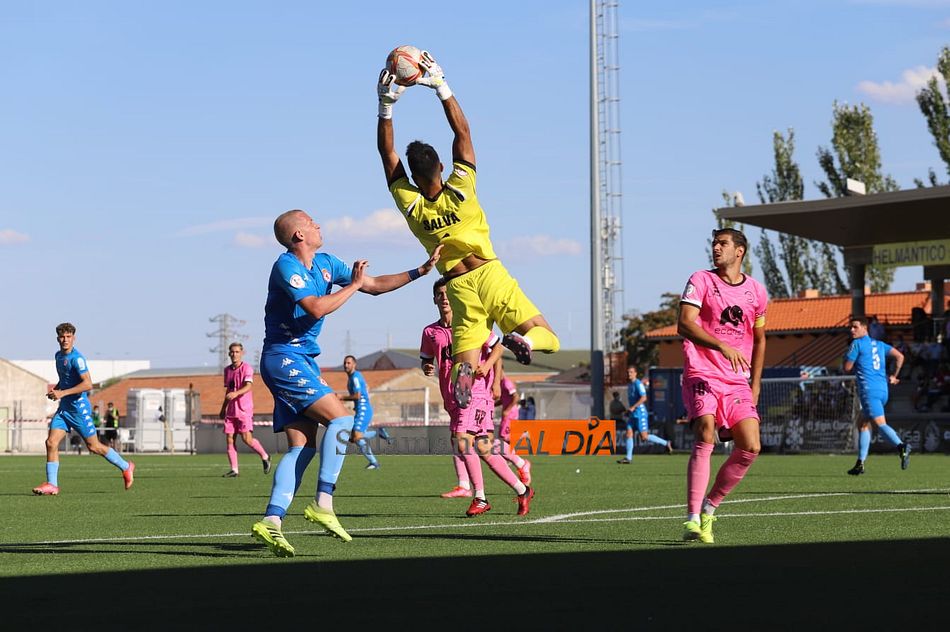 Salva atrapa un balón por alto / Lydia González