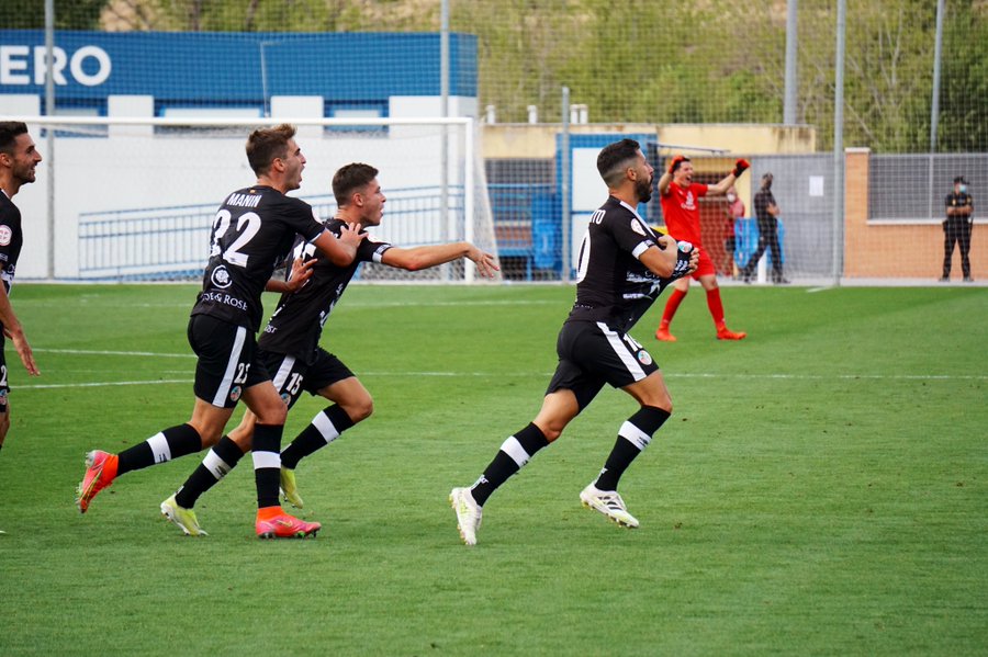 Diego Benito corre a dedicarle su gol a Jairo Morillas / Salamanca CF UDS