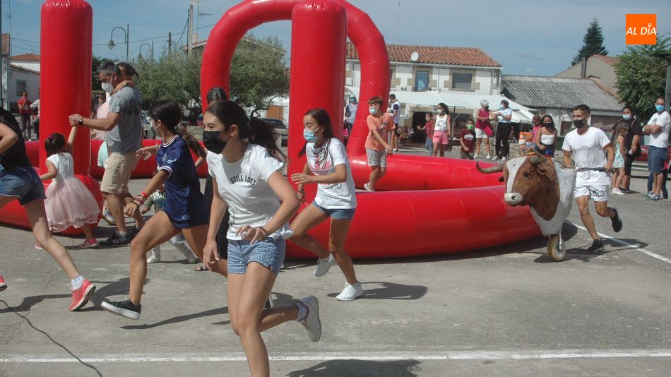 Pequeños y mayores disfrutaron de una entretenida mañana con los hinchables y los encierros de carretones / FOTOS: SILVESTRE