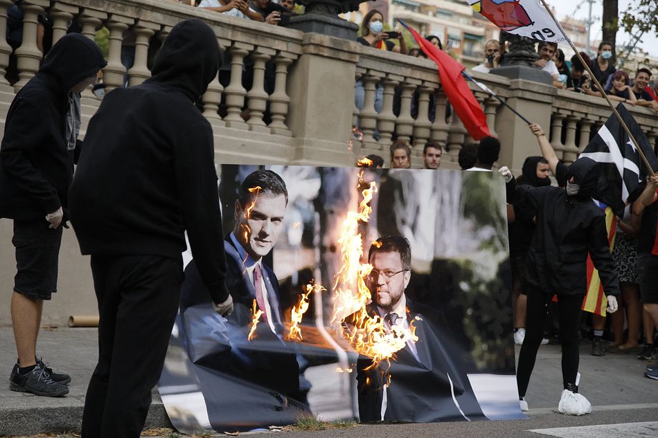 Queman una foto de Aragonès y Sánchez en la manifestación de la izquierda independentista
