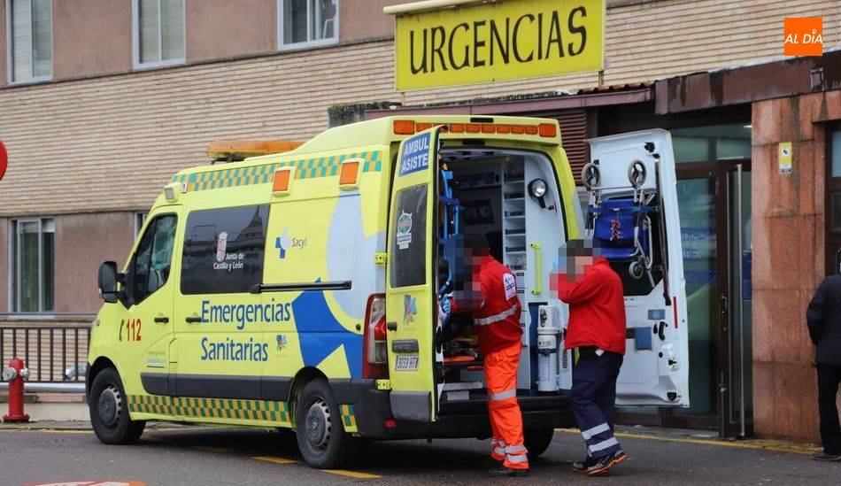 Un transporte sanitario frente al Hospital Clínico de Salamanca - Archivo