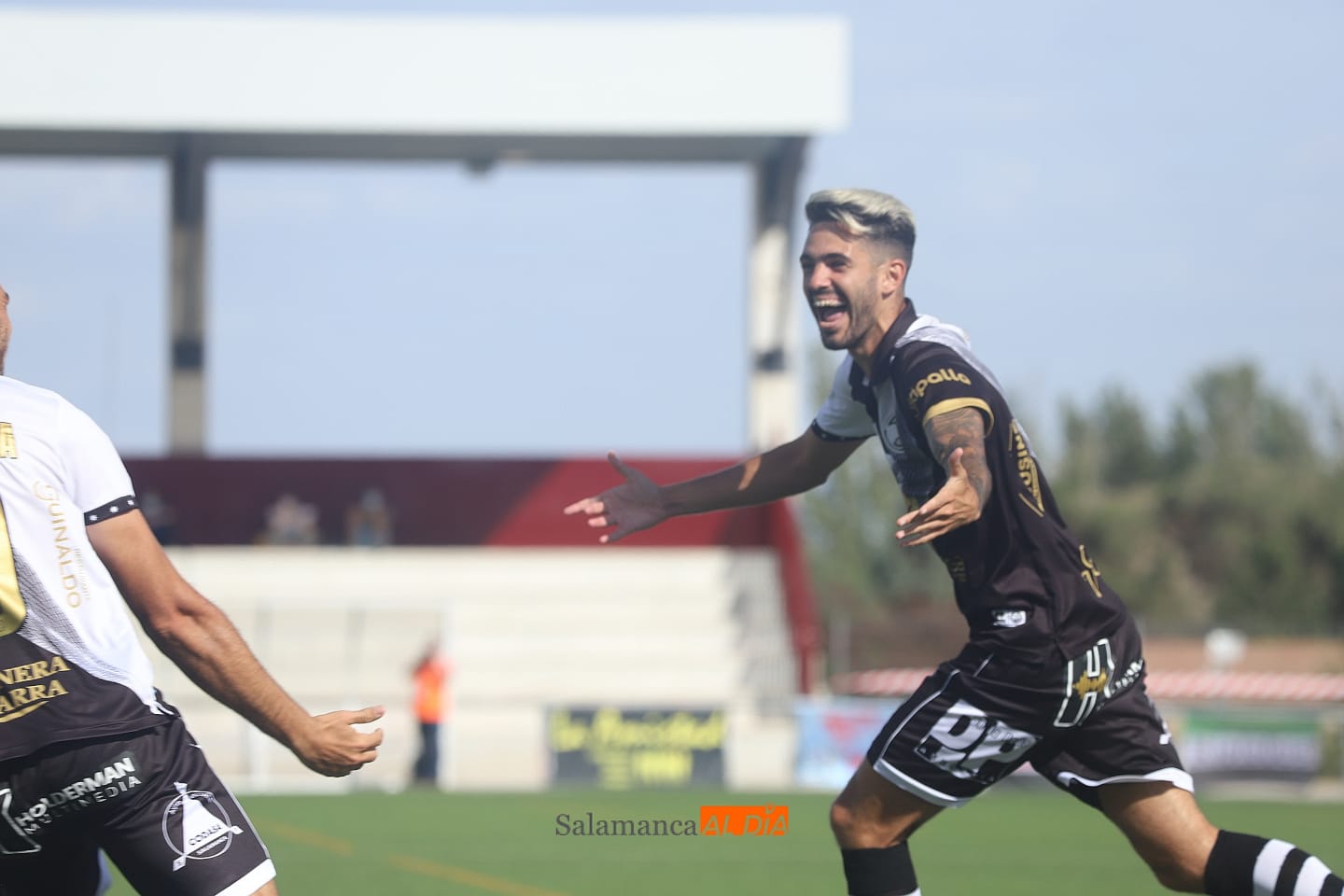 Rayco corre a abrazarse con sus compañeros / Lydia González