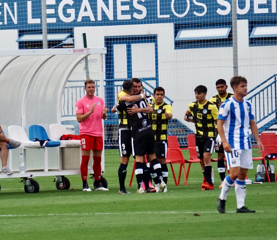 Abrazo de Benito y Morillas en la banda / Salamanca CF UDS