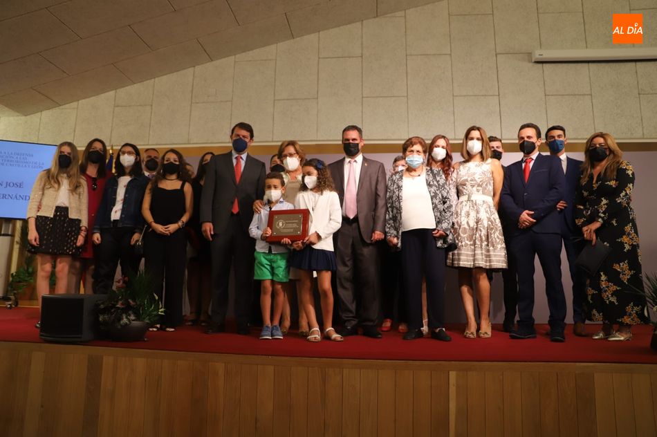 La familia de Juan José Aliste Fernández recibe la la Medalla a la defensa y atención a las víctimas del terrorismo de la Comunidad de Castilla y León. Foto de Lydia González
