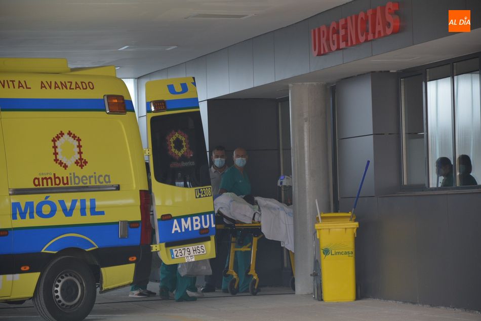 Llegada al nuevo hospital de uno de los primeros pacientes trasladados de la UCI del Virgen de la Vega. Foto de Vanesa Martins