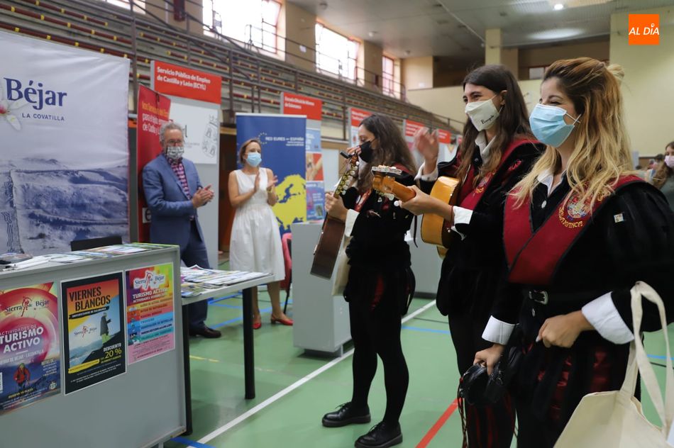 Algunas integrantes de la Tuna Femenina de la USAL en la Feria de Bienvenida, en el pabellón Unamuno. Foto de Lydia González