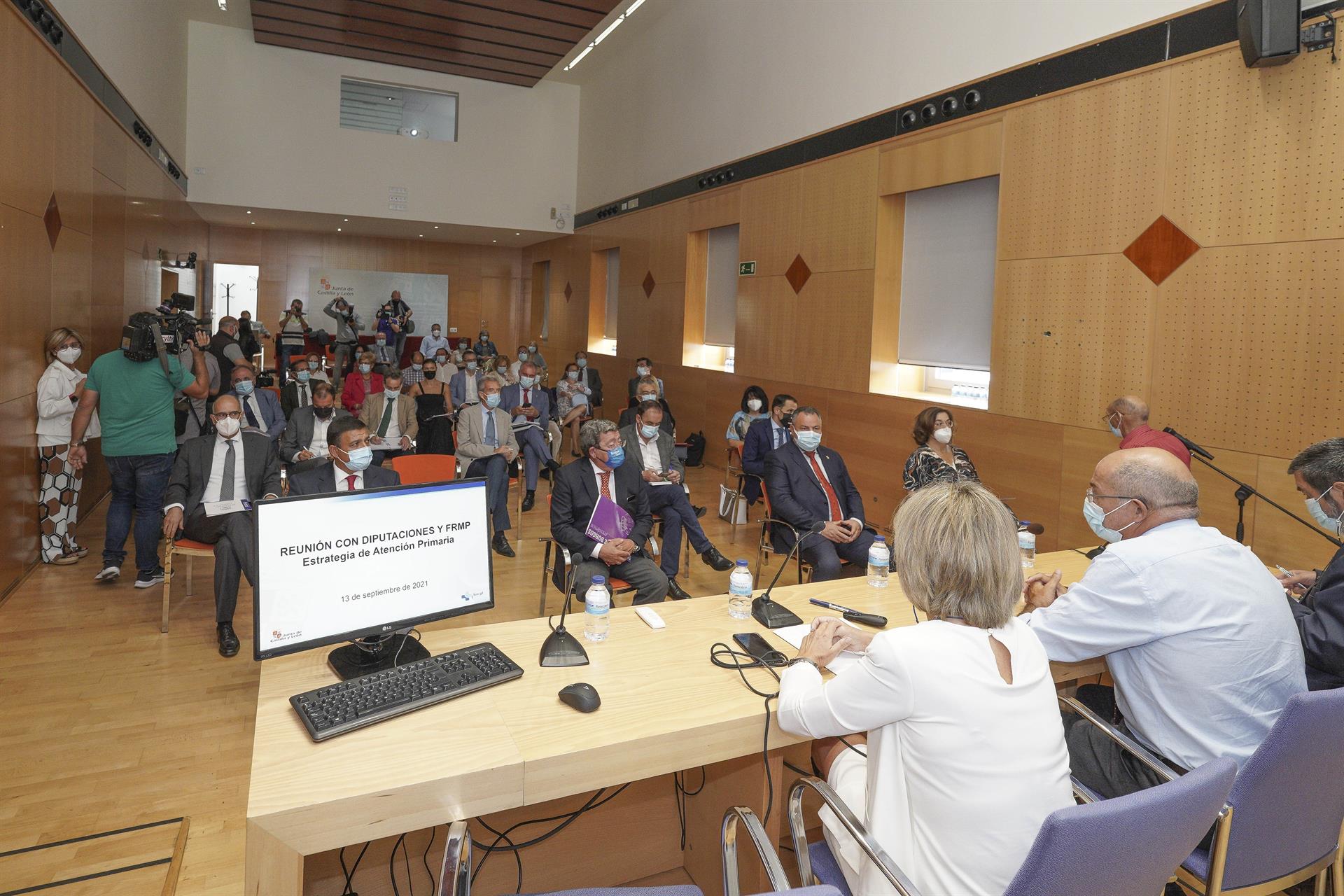 Casado plantea a los presidentes de diputación reordenar y reforzar la atención sanitaria en el medio rural. JCyL