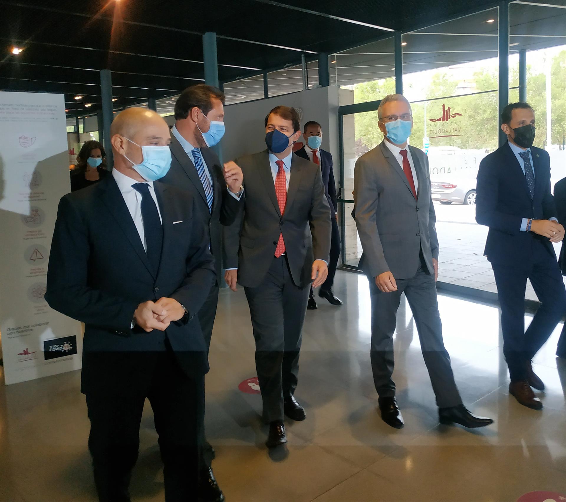 Víctor Caramanzana, en primer plano, y a su izquierda el alcalde, Óscar Puente; el presidente de la Junta, Alfonso Fernández Mañueco; el delegado del Gobierno, Javier Izquierdo, y el presidente de la Diputación, Conrado Íscar. EP