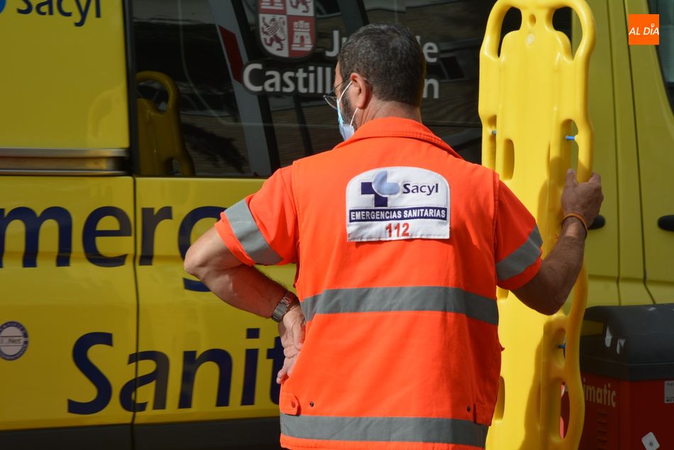 Foto de archivo de un profesional sanitario a la puerta del Complejo Asistencial de Salamanca