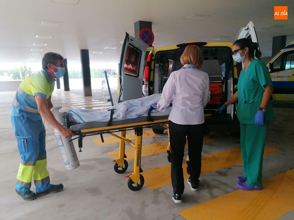 Llegada al nuevo Hospital de uno de los pacientes trasladados desde el Virgen de la Vega. Foto de Lydia González
