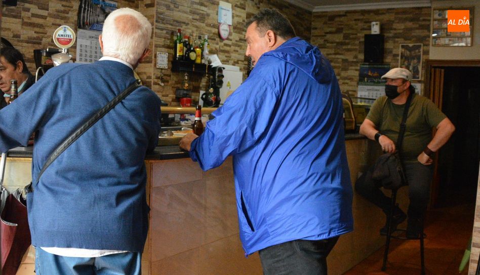 Interior del bar Segun-Mari, en la carretera de Ledesma, con clientes consumiendo en barra, tras muchos meses sin hacerlo. Foto de Vanesa Martins