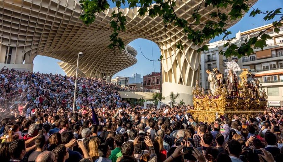 Foto de archivo de una de las procesiones de Sevilla, antes de la pandemia