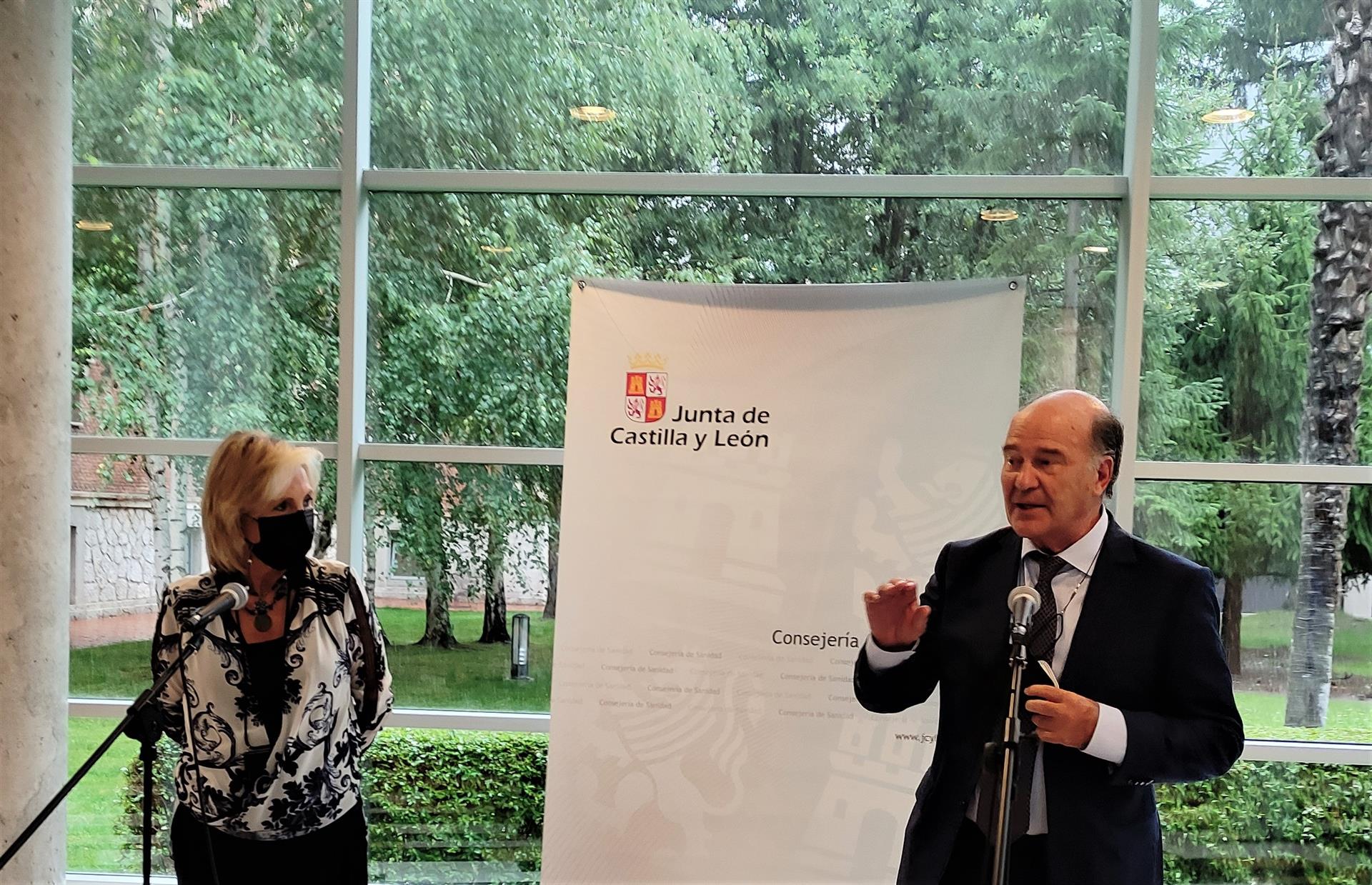 La consejera de Sanidad de Castilla y León, Verónica Casado, junto al presidente del Consejo de Colegios de Médicos de Castilla y León, José Luis Díaz Villarig. EP