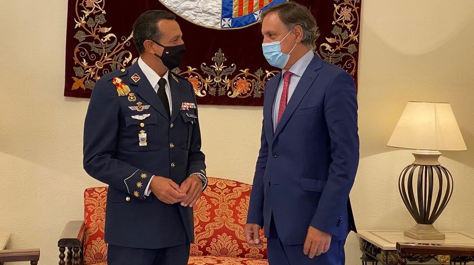 El alcalde de Salamanca, Carlos García Carbayo, en el Ayuntamiento, junto al nuevo jefe de la Base Aérea y director del Grupo de Escuelas de Matacán, José Gallo Rosales