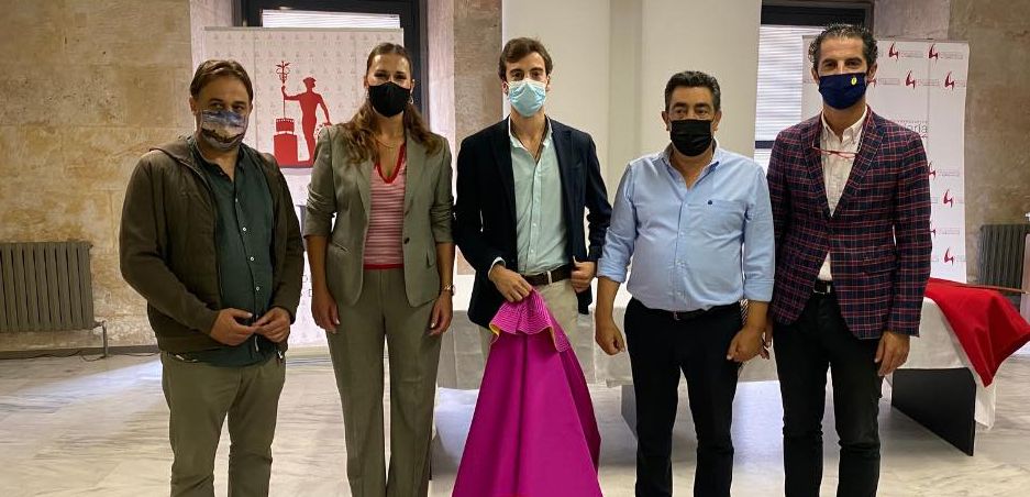 Gema Marcos, directora general de la Cadena Alimentaria de la Junta de Castilla y León, en el centro, entre los asistentes a esta jornada gastronómica. Foto de la Cámara de Comercio