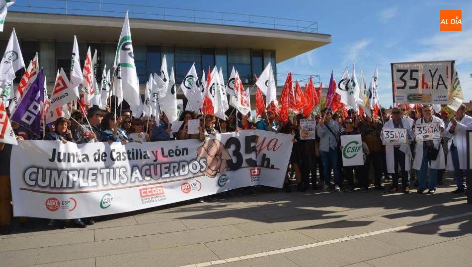 Concentración de UGT, CSIF y CCOO ante la delegación de la Junta en Salamanca, el 3 de octubre de 2019. Foto de Lydia González