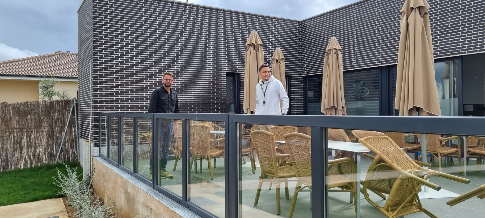 El alcalde de Carrascal de Barregas, Guillermo Rivas, ha presentado las obras de cerramiento para la terraza de la cafetería en las piscinas
