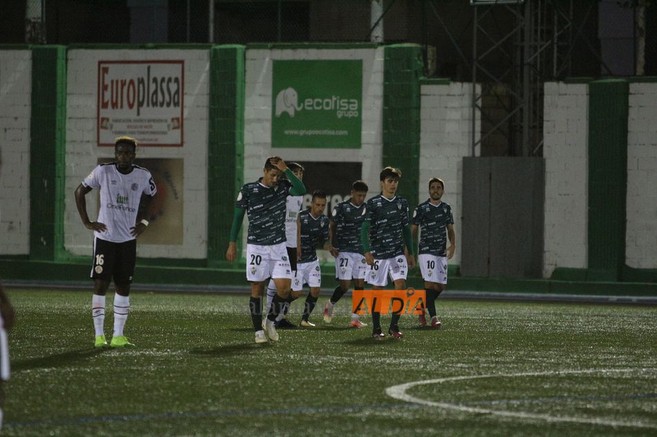 Los jugadores del Guijuelo celebran el primer tanto del partido ante la mirada de Liam Ayad / Kiko Robles