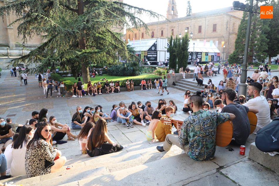Jóvenes en las escaleras del Palacio de Anaya. Foto de archivo