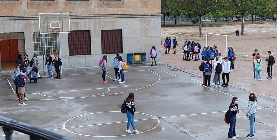 Escolares de Maristas en el patio del colegio