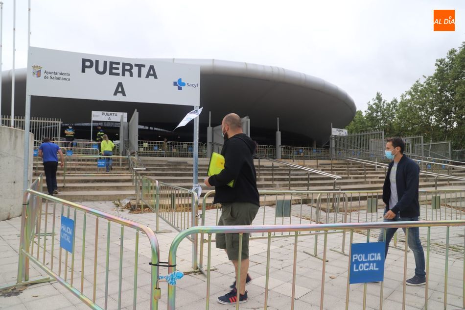 Foto de archivo del acceso al Multiusos Sánchez Paraíso para una de las vacunaciones masivas