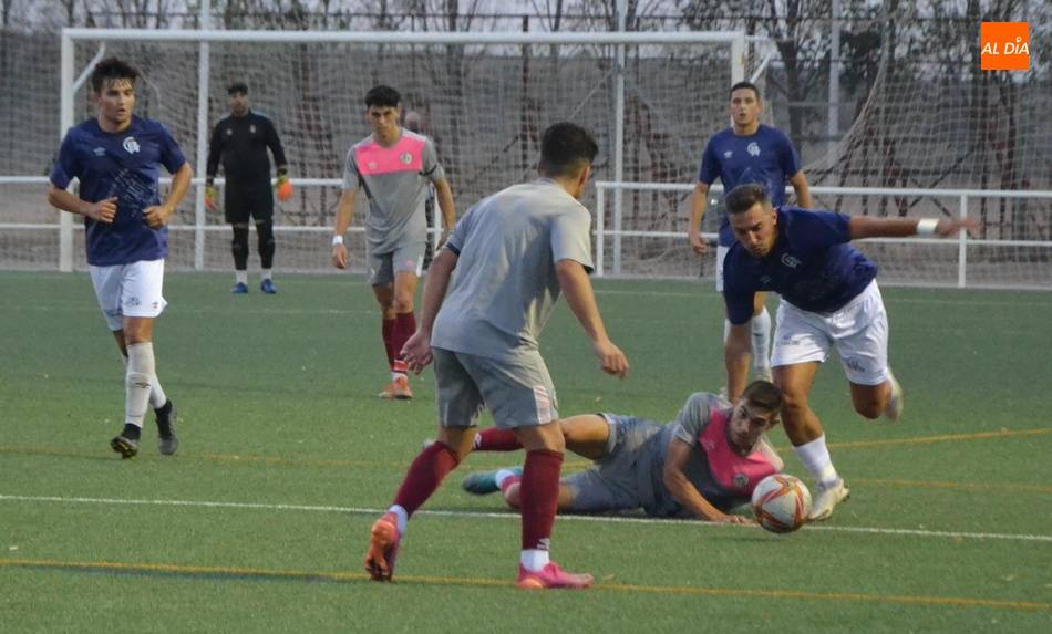 Manu González, del Ciudad Rodrigo, va a por un balón ante el filial del Salamanca UDS