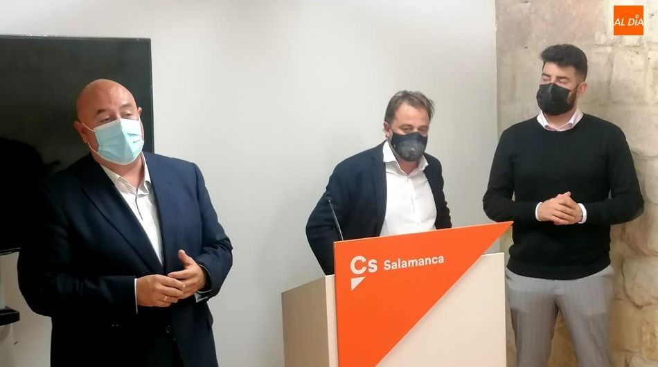 Fernando Castaño, concejal de Cs en Salamanca, en el centro, junto a Carlos López y Gonzalo Bautista, ediles de esta misma formación en Ávila y Alba de Tormes respectivamente. Foto de Lydia González