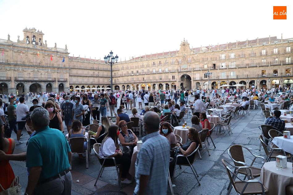 Foto de archivo del ambiente vespertino en la Plaza Mayor