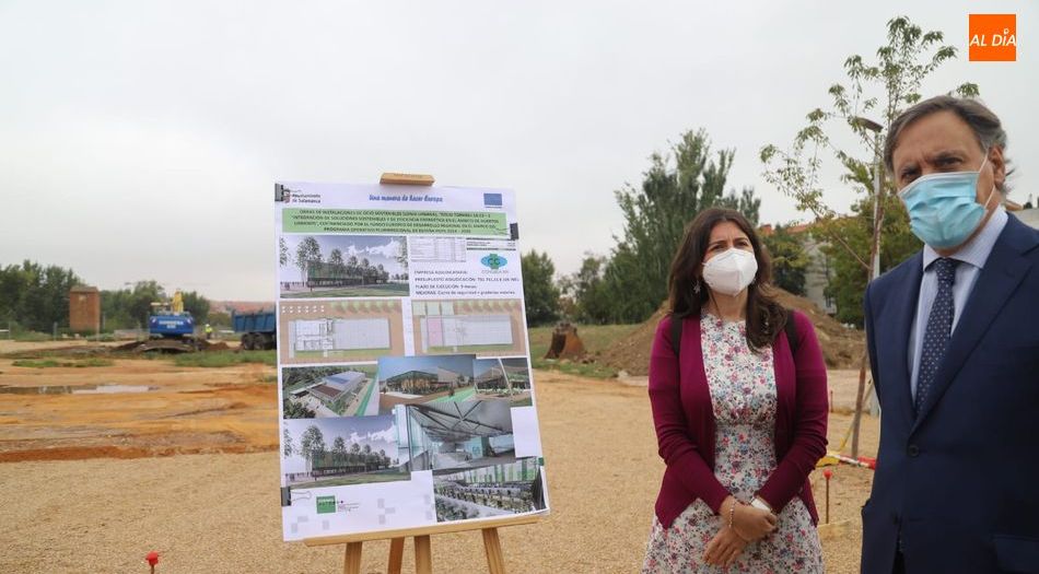 Carlos García Carbayo, alcalde de Salamanca, en su visita al espacio que ocupará la nueva lonja, con motivo del comienzo de las obras. Foto de Lydia González