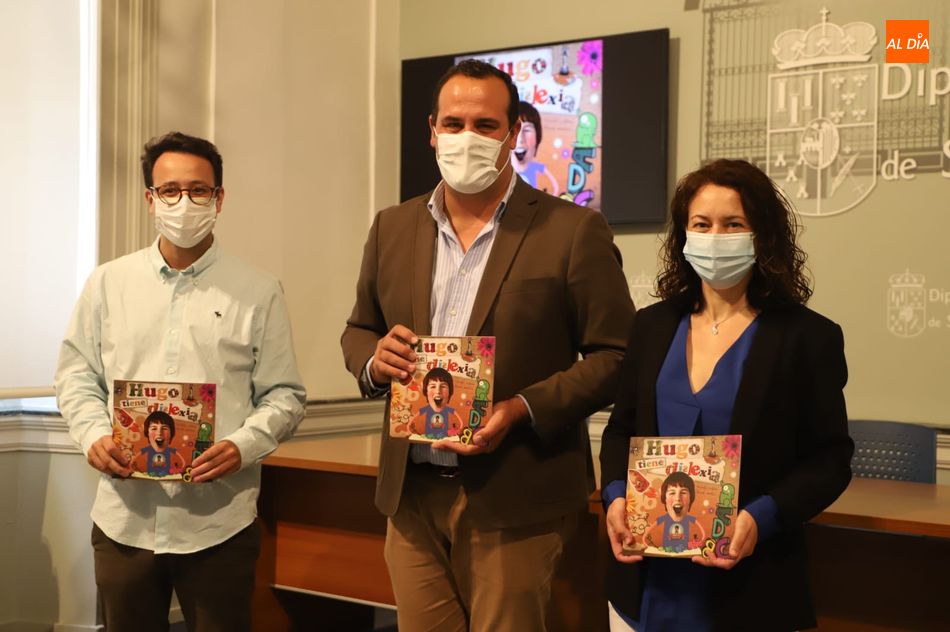 El diputado de Cultura, David Mingo, el secretario general de la Federación Española de Dislexia, Iñaki Muñoz, y la presidenta de Disfam Salamanca, María Jesús Moreta