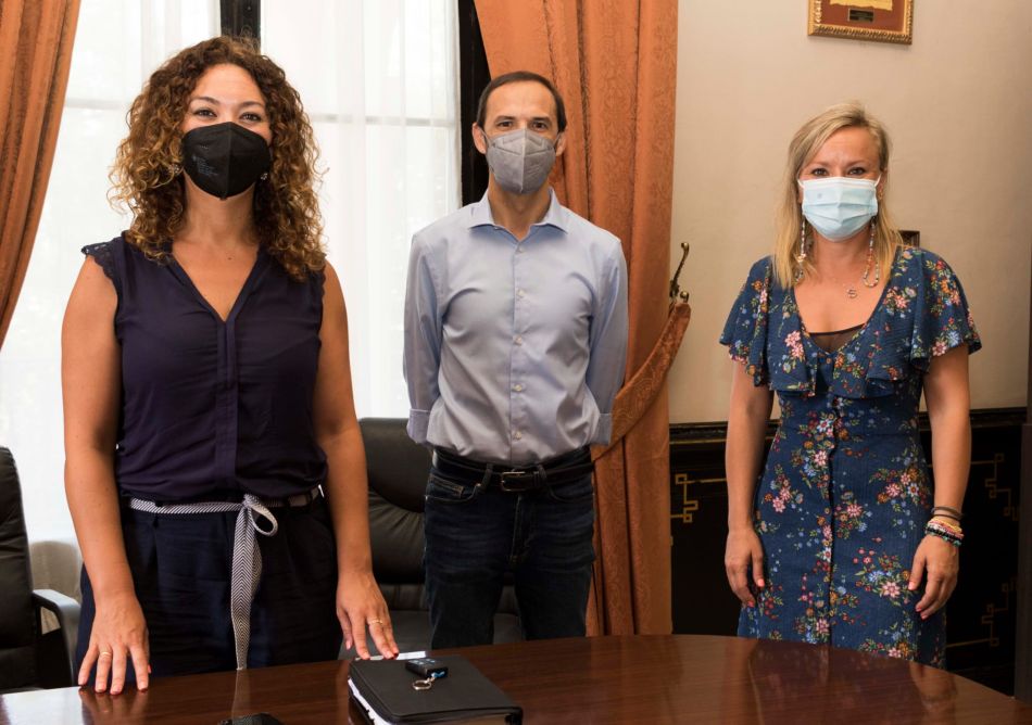 La concejala de Turismo, Sandra Méndez junto al alcalde de San Lúcar de Barrameda y la concejala del Consistorio