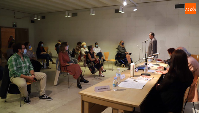 La Casa de las Conchas acogía un acto poético centrado en la enfermedad del Alzheimer. Foto Lydia González