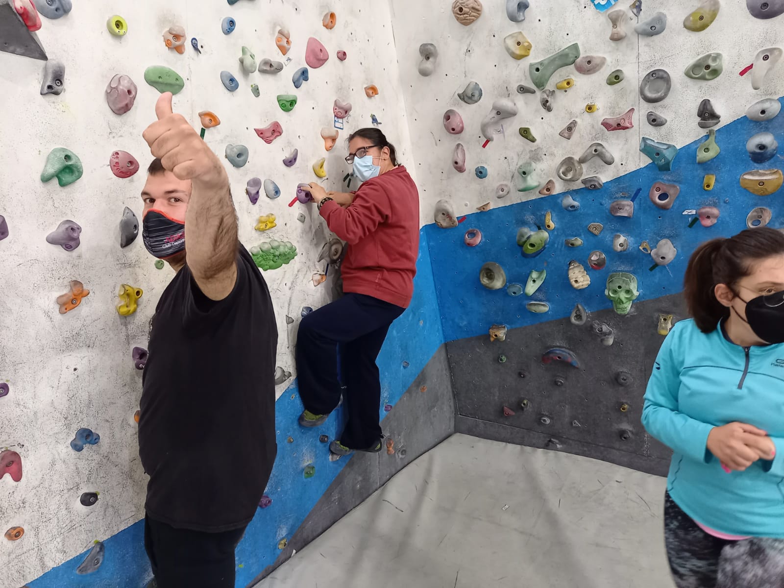 Usuarios de Asprodes disfrutando de su tiempo de ocio en el rocódromo de uno de sus centros asistenciales