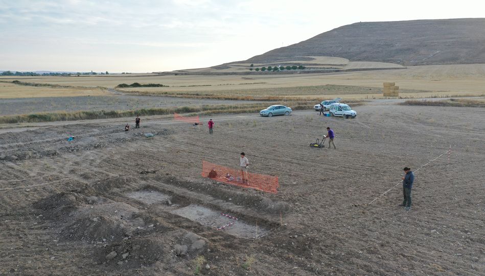 Prospección geofísica y excavación arqueológicas a los pies del Cerro Castarreño (Sector Los Andinales). Foto: José Costa
