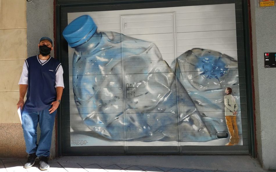 Nego con la obra con la que ha ganado el certamen. Foto Zoes