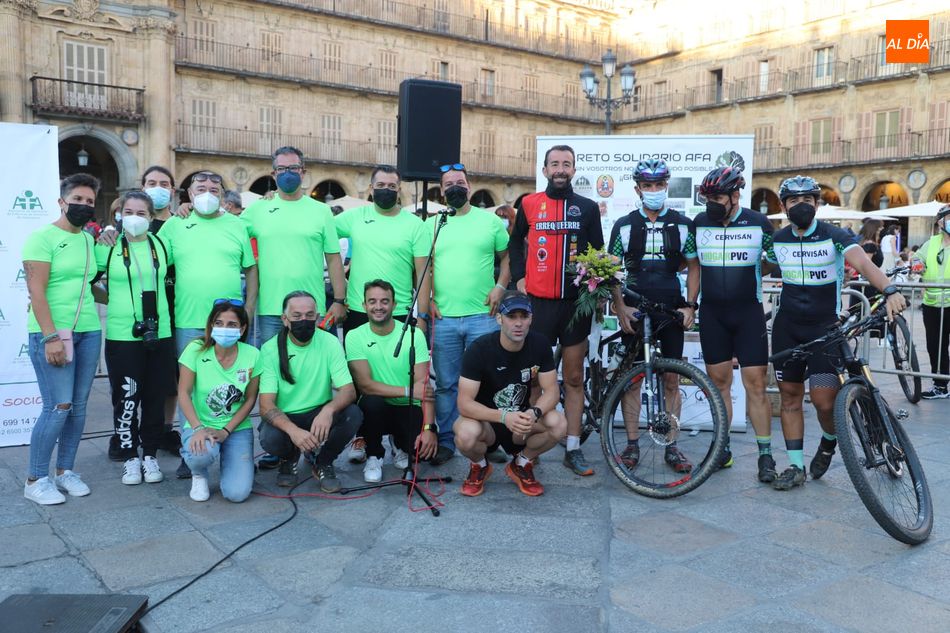 José Roberto Sánchez Moro, ‘La Gacela’, y Javier García Barbero, posaron con todos los colaboradores de este reto solidario. Foto de Lydia González