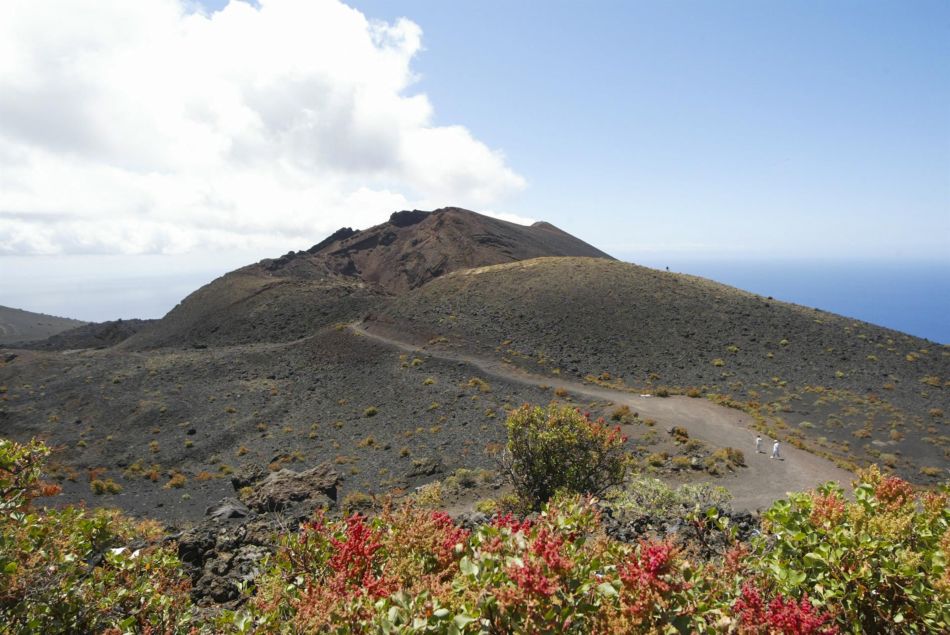 Vista general de uno de los volcanes de Cumbre Vieja - Europa Press - Archivo