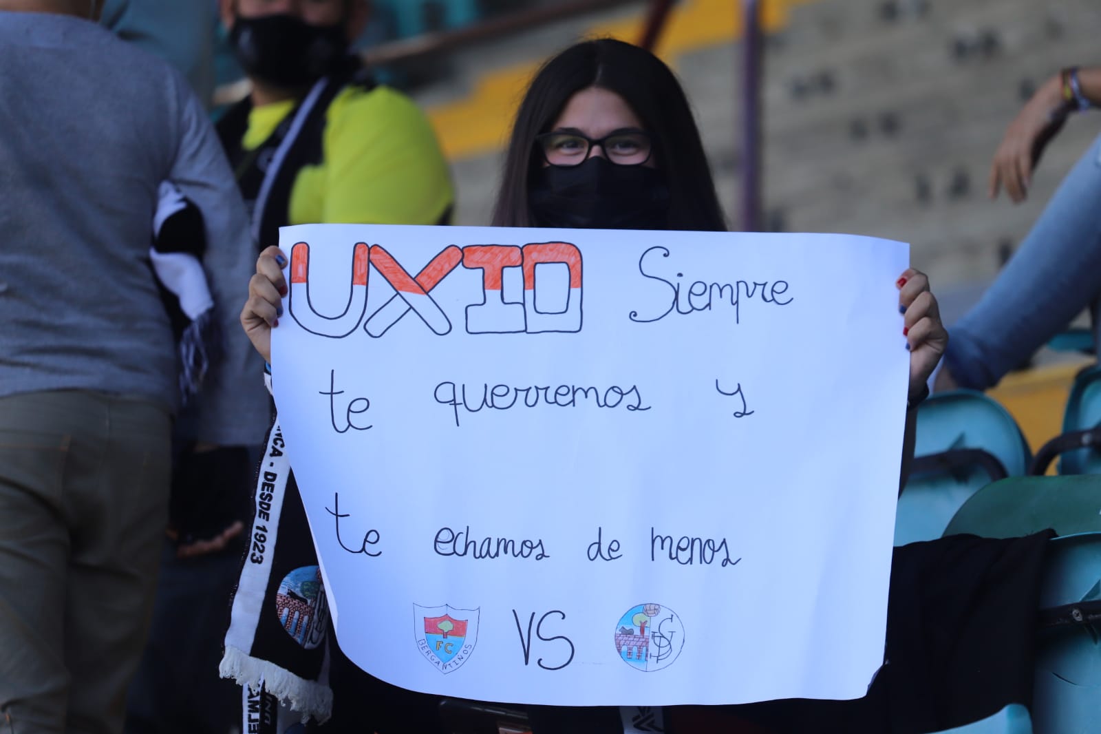 Una aficionada, con un cartel hacia Uxío / Lydia González