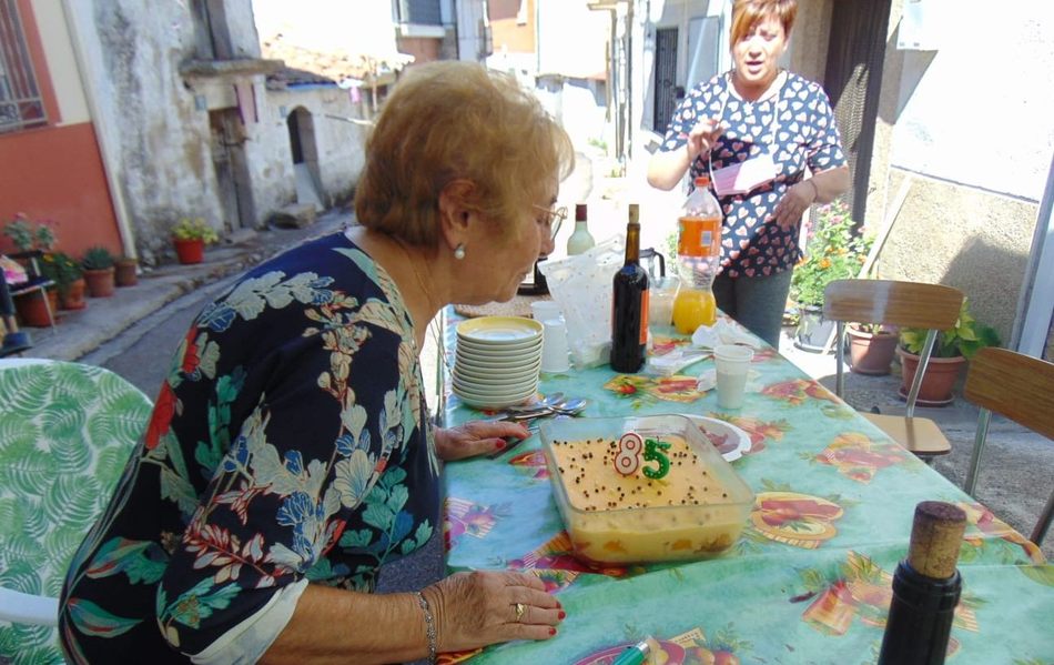 Foto 5 - Los vecinos de la calle Labradores de Villarino acompañan a Primi en su 85 cumpleaños