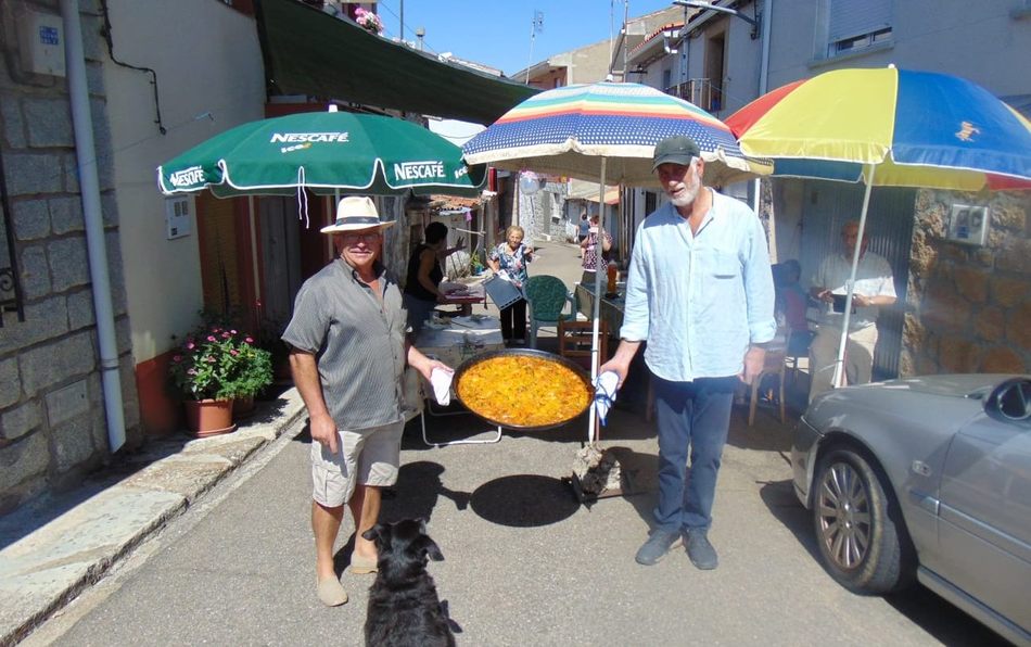 Foto 4 - Los vecinos de la calle Labradores de Villarino acompañan a Primi en su 85 cumpleaños