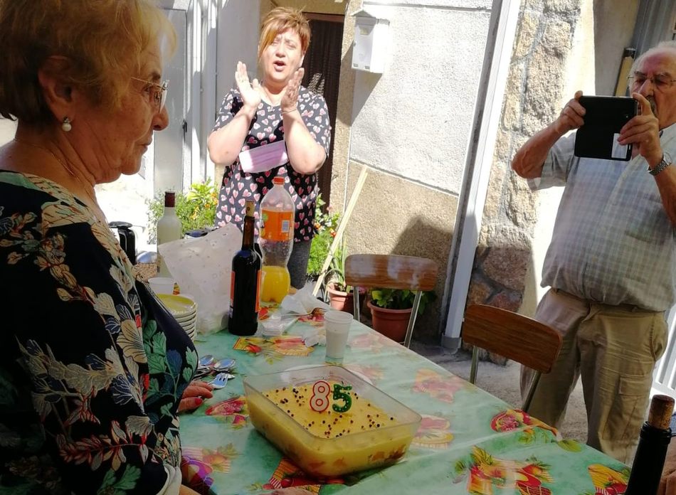 Foto 3 - Los vecinos de la calle Labradores de Villarino acompañan a Primi en su 85 cumpleaños
