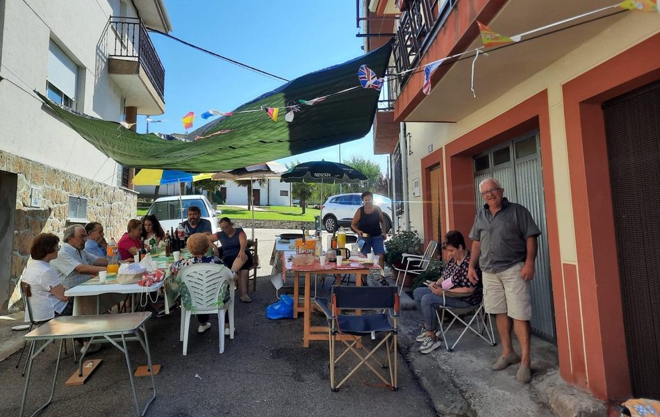 Foto 2 - Los vecinos de la calle Labradores de Villarino acompañan a Primi en su 85 cumpleaños