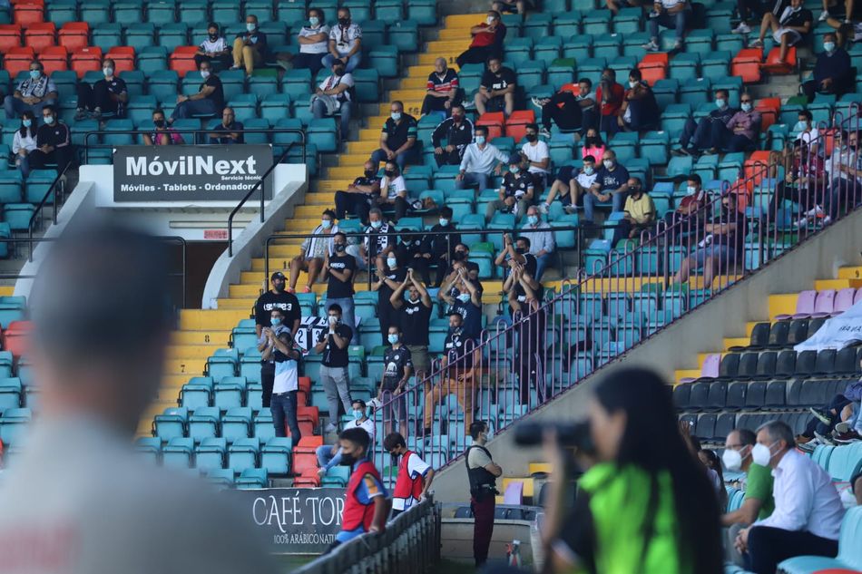 La grada de animación, al lado del córner / Lydia González